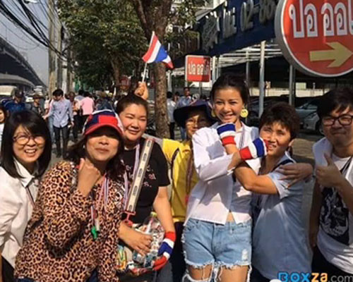 Tranh thủ giữa giờ nghỉ ngơi sau khi tham gia biểu tình, cô gái xinh đẹp cá tính chụp ảnh cùng mọi người.