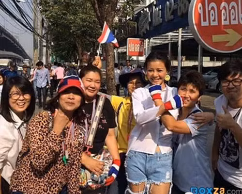 Tranh thủ giữa giờ nghỉ ngơi sau khi tham gia biểu tình, cô gái xinh đẹp cá tính chụp ảnh cùng mọi người.