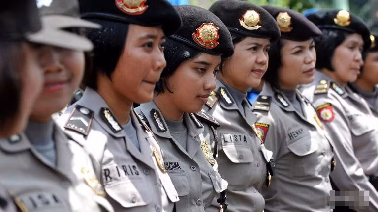 Các nữ cảnh sát Indonesia.