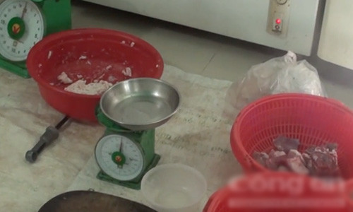 Kinh hoàng bắt tại trận giò chả bị trộn chất gây ung thư - Hình 4 Kinh hoang bat tai tran gio cha bi tron chat gay ung thu-Hinh-4