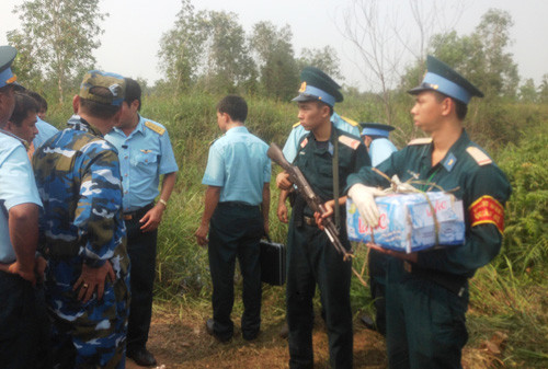 Trên tay các chiến sĩ tổ công tác là kỷ vật của những đồng đội vừa hy sinh.