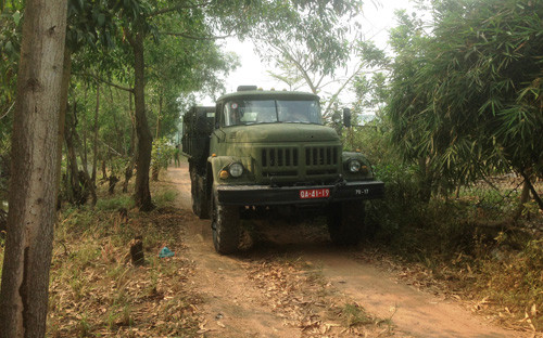 Cuối giờ chiều nay, các đơn vị quân đội tiếp tục tăng cường quân số, lực lượng hậu cần đến tham gia bảo vệ hiện trường.