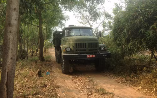 Cuối giờ chiều nay, các đơn vị quân đội tiếp tục tăng cường quân số, lực lượng hậu cần đến tham gia bảo vệ hiện trường.