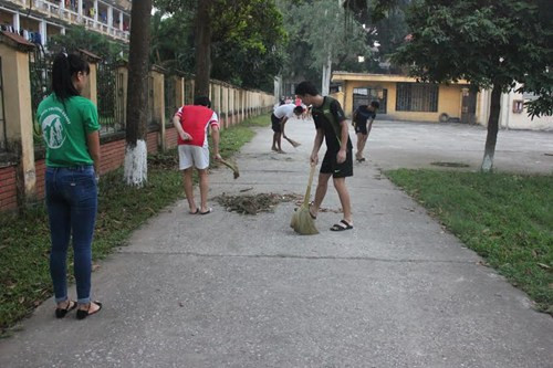 Sinh viên đang thực hiện công tác vệ sinh sân trường.