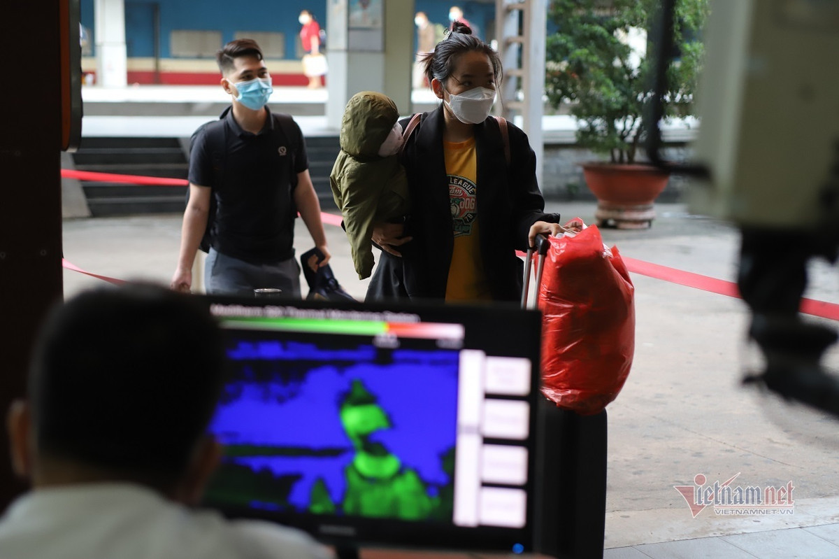 Tại khu vực cổng có lập một chốt kiểm dịch được trang bị máy móc đo thân nhiệt dưới sự kiểm soát của các nhân viên y tế.