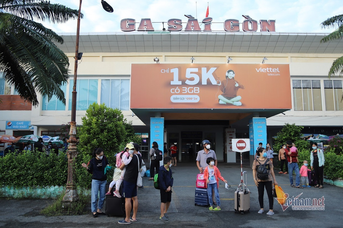 Cũng theo quan sát, hầu hết khách di chuyển qua khu vực đều thuận lợi. Họ không phải cách ly tập trung và khi đến ga Sài Gòn sẽ tự về nhà và theo dõi sức khỏe.