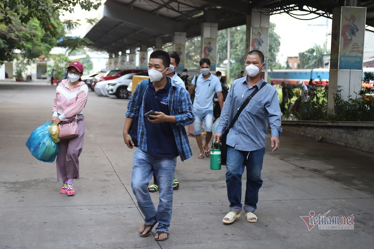 Với tất cả chuyến tàu, hành khách đi phải đáp ứng đủ các điều kiện quy định: tiêm 2 mũi vắc xin trước ngày tàu khởi hành là 14 ngày, có giấy xét nghiệm âm tính với SARS-CoV-2 còn hiệu lực trong vòng 72h...