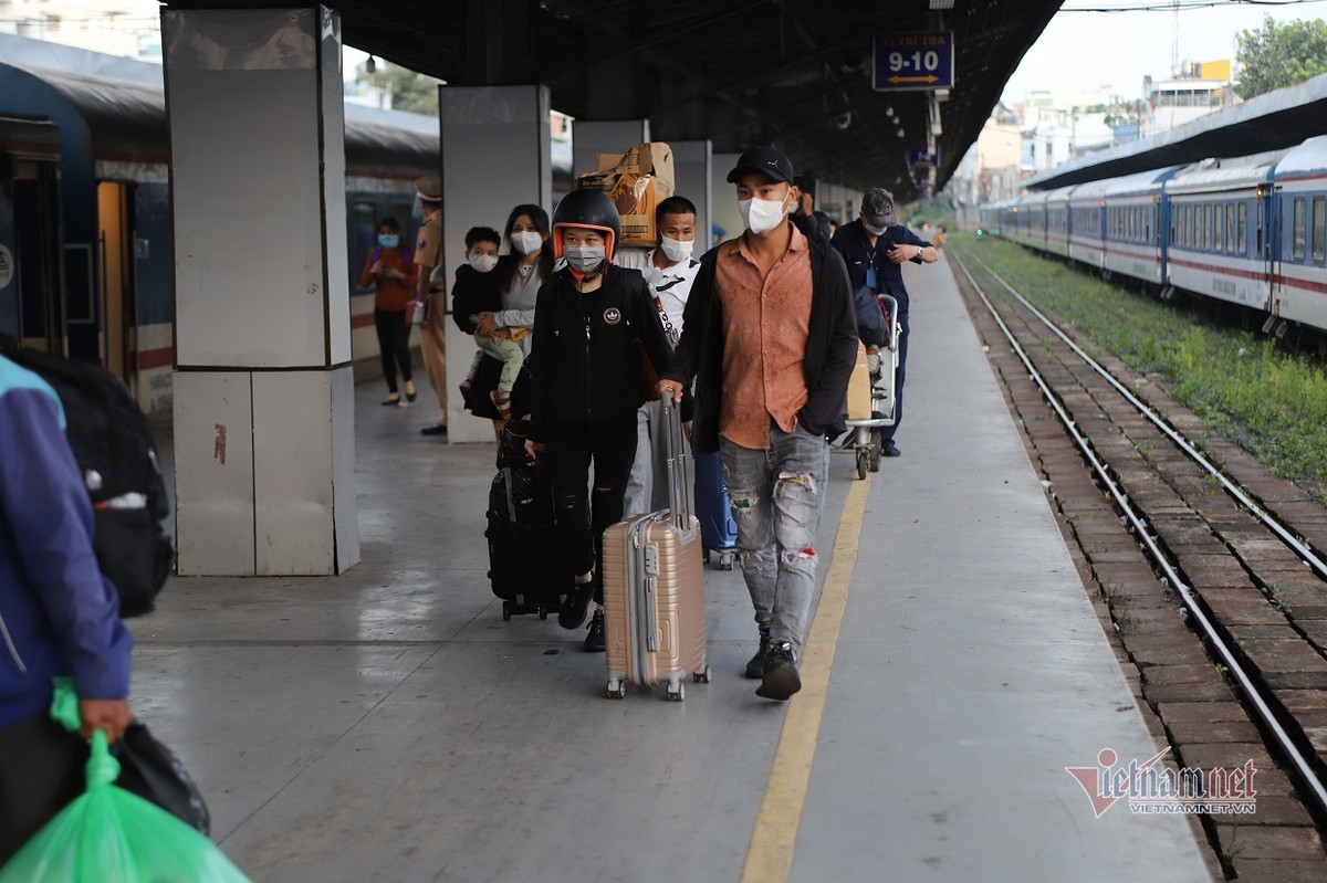 Ngoài những người dân TP.HCM bị mắc kẹt ở Hà Nội và các tỉnh trở về, còn có nhiều người đến TP làm việc sau khi tình hình dịch tại TP.HCM cơ bản được kiểm soát, nhiều loại hình kinh doanh được mở cửa trở lại.