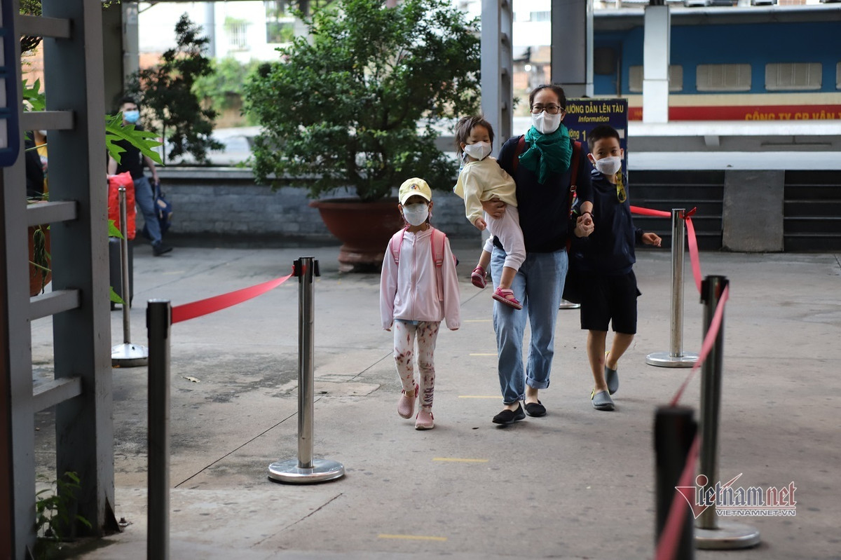 Chị Trần Thu Hà (ngụ quận Gò Vấp) cho biết, khi TP.HCM bùng dịch cũng là lúc chị đi công tác ở Hà Nội. “Hơn 3 tháng, hôm nay tôi mới được quay trở về nhà, tôi mừng lắm”- chị Hà nói.