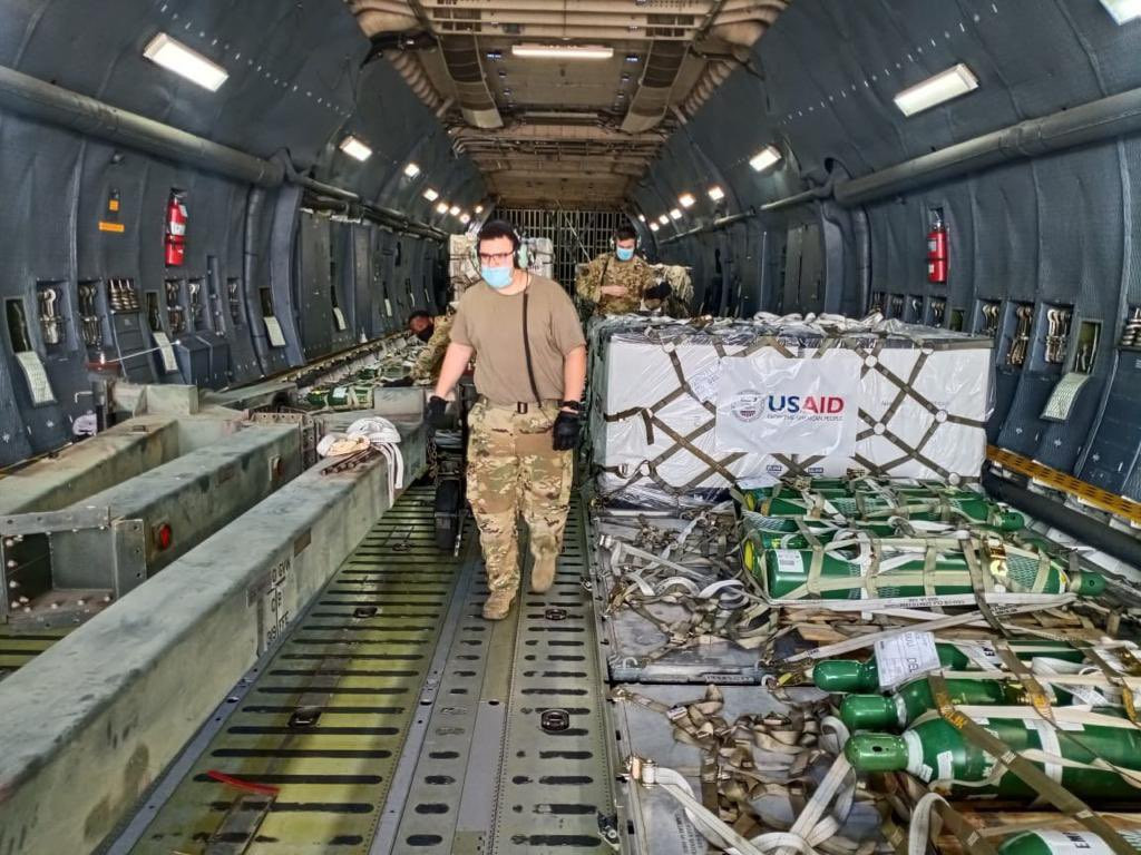 "Chuyến hàng đầu tiên trong số những chuyến hàng giải cứu từ Mỹ tới Ấn Độ đã hạ cánh. Trên cơ sở tình hữu nghị đã có lịch sử 70 năm, nước Mỹ sẽ sát cánh bên Ấn Độ cùng chiến đấu chống đại dịch Covid-19", Đại sứ quán Mỹ tại New Delhi viết trên Twitter ngày 30/4. Ảnh: USAID.