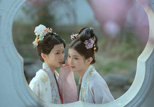 Chieu tro danh ghen ghe ron cua phi tu voi cung nu thoi xua-Hinh-2