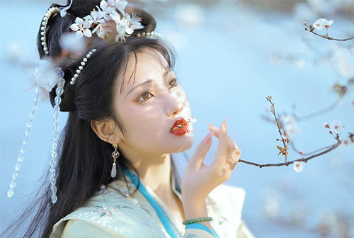 Chieu tro danh ghen ghe ron cua phi tu voi cung nu thoi xua-Hinh-3