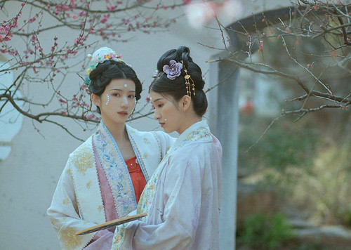 Chieu tro danh ghen ghe ron cua phi tu voi cung nu thoi xua