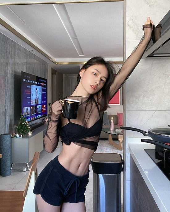 Bên cạnh đó, nhờ sở hữu vòng eo con kiến đáng tự hào, Trần Noãn Ương thường chọn mặc những trang phục như crop top, áo bó sát, áo hai dây, váy hoặc quần cạp cao... để khoe trọn lợi thế cơ thể.