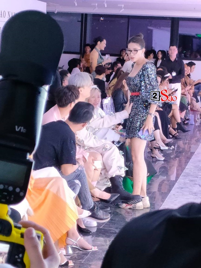 Dong nghiep ru nhau “kham bung” Trang Tran giua su kien