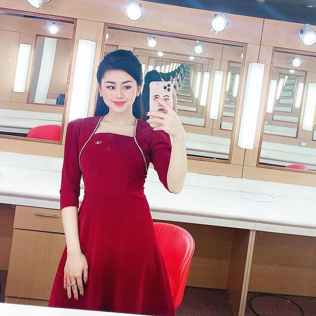 Nữ MC VTV dẫn bản tin thể thao xinh đẹp ngỡ ngàng khi lên sóng - Hình 20 Nu MC VTV dan ban tin the thao xinh dep ngo ngang khi len song-Hinh-20