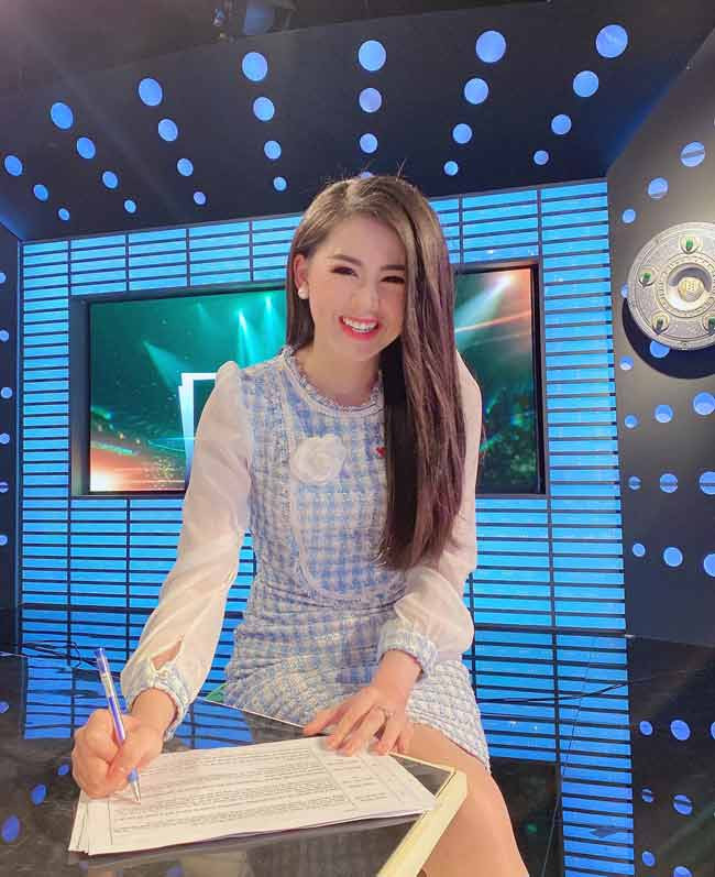 Nữ MC VTV dẫn bản tin thể thao xinh đẹp ngỡ ngàng khi lên sóng - Hình 6 Nu MC VTV dan ban tin the thao xinh dep ngo ngang khi len song-Hinh-6