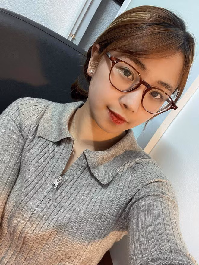 Cô giáo trẻ nổi tiếng bất thình lình khi bị bạn trai quay lén lúc dạy online - Hình 4 Co giao tre noi tieng bat thinh linh khi bi ban trai quay len luc day online-Hinh-4