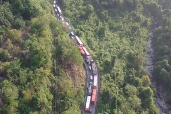 Video: Nghin xe xep kin deo ngoan ngoeo, mac vong nam cho len Da Lat-Hinh-2