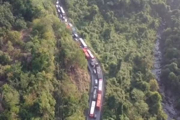 Video: Nghin xe xep kin deo ngoan ngoeo, mac vong nam cho len Da Lat-Hinh-2