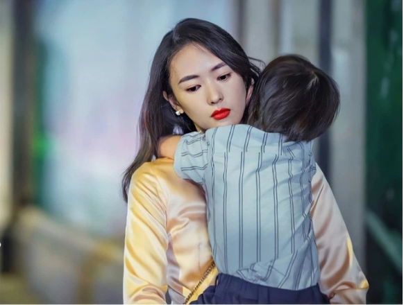 Bi lua gat, nguoi phu nu tre trao nuoc mat khi nhan cuoc goi