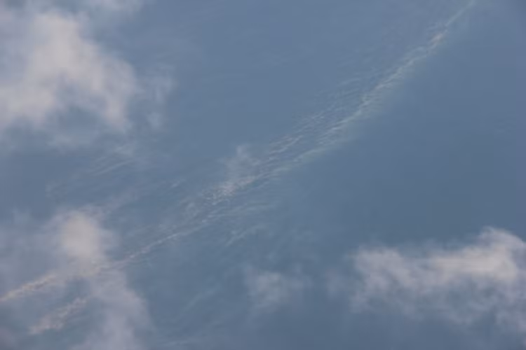 Bằng mắt thường, có thể nhìn thấy những vết loang kéo dài trên biển.