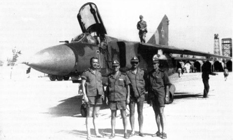 Máy bay tiêm kích đánh chặn MiG-23MLD sau chuyến bay tại Cam Ranh.