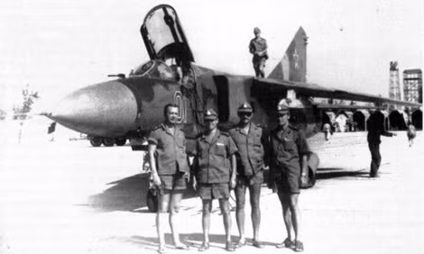 Máy bay tiêm kích đánh chặn MiG-23MLD sau chuyến bay tại Cam Ranh.