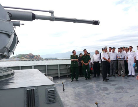 Trên boong tàu hộ vệ Gepard 3.9 neo đậu tại cầu tàu quân cảng Cam Ranh.