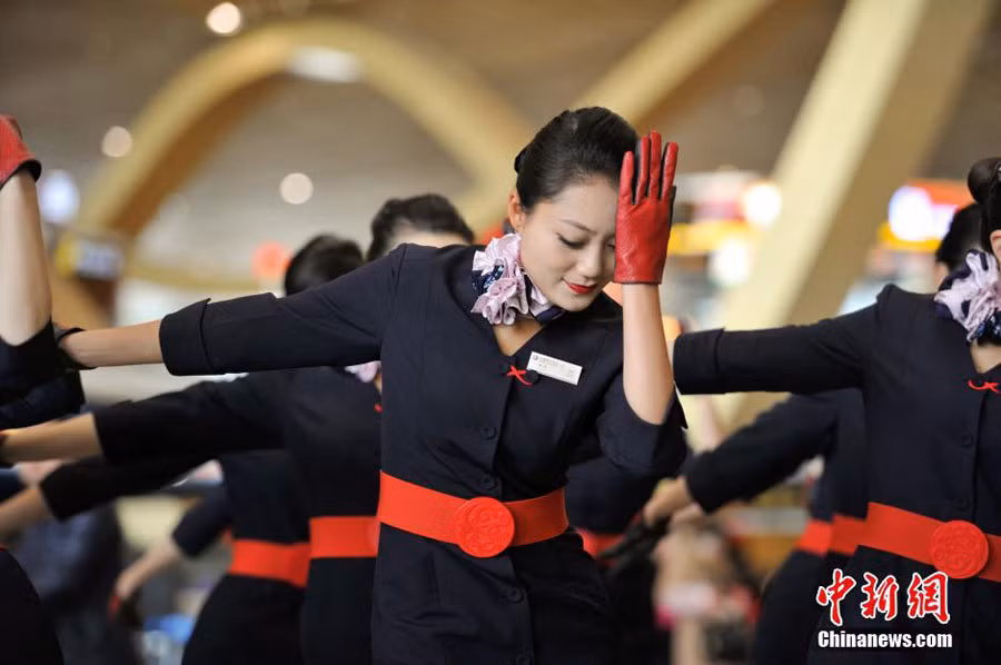 Những động tác uyển chuyển được thực hiện khá đồng nhất.