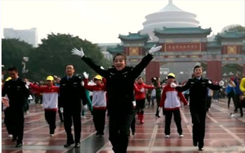 Hồi tháng 12/2013, các nam nữ cảnh sát giao thông ở Trùng Khánh cũng có màn trình diễn tương tự.