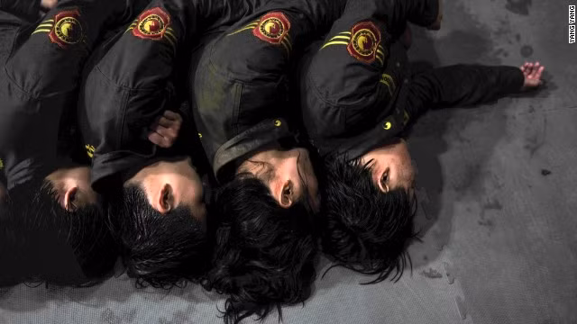 Cô hồi tưởng lại “khóa đào tạo địa ngục” với các bài tập trườn vũng bùn trong tiết trời mùa đông giá lạnh, học cách sử dụng súng hay luôn phải thức 24/24h.