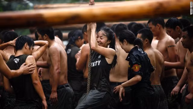 Cựu vệ sĩ cũng cho biết, số lượng các học viên nữ ở trường ngày càng tăng lên. Họ sẽ có nhiều lợi thế hơn so với các nam đồng nghiệp bởi số lượng các tỷ phú nữ không ngừng tăng lên.