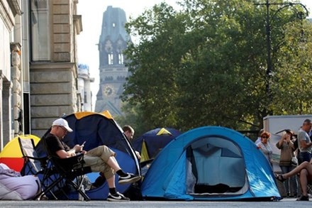 Có rất nhiều người rảnh rỗi đi xếp hàng mua iPhone để có thể bán kiếm lời vì trong khoảng thời gian cháy hàng khi mới ra mắt, giá chợ đen của iPhone 7 luôn cao hơn so với giá chính hãng.