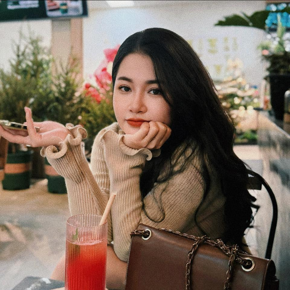 rong nhiều bộ hình được cô chia sẻ trên trang cá nhân, khán giả bất ngờ với nhan sắc "bà mẹ một con" của bà xã Duy Hưng.