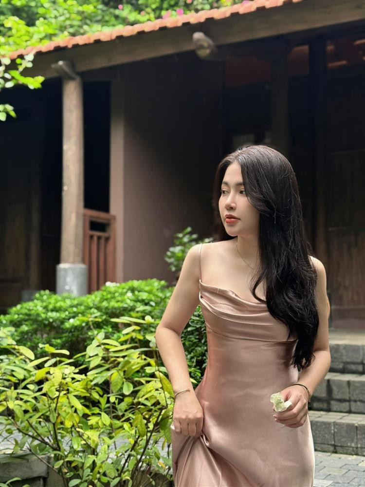 uyền Nguyễn - bà xã của Duy Hưng cũng được đánh giá cao về gu thời trang khi lựa trang phục khoe được lợi thế hình thể.