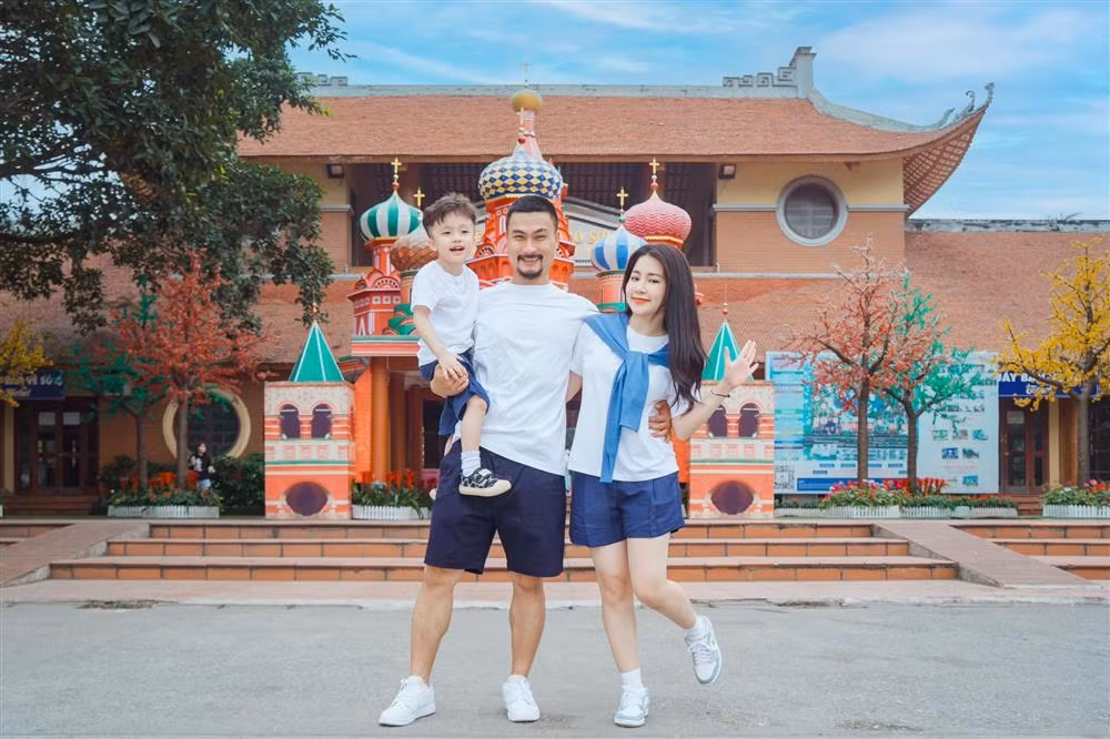  Duy Hưng là diễn viên "chuyên trị” vai giang hồ và vai diễn mới nhất trong phim hình sự "Độc đạo" cũng không ngoại lệ. Lên phim với vẻ ngoài bặm trợn, đáng sợ, nhưng ngoài đời, Duy Hưng là người đàn ông dịu dàng, cưng chiều vợ.