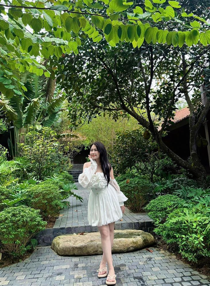 uy Hưng cũng từng bày tỏ, bà xã chưa bao giờ ghen tuông khi chồng đóng phim tình cảm với bạn diễn nữ bởi anh luôn tạo được niềm tin với vợ.