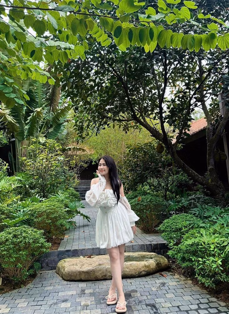 Duy Hưng cũng từng bày tỏ, bà xã chưa bao giờ ghen tuông khi chồng đóng phim tình cảm với bạn diễn nữ bởi anh luôn tạo được niềm tin với vợ.