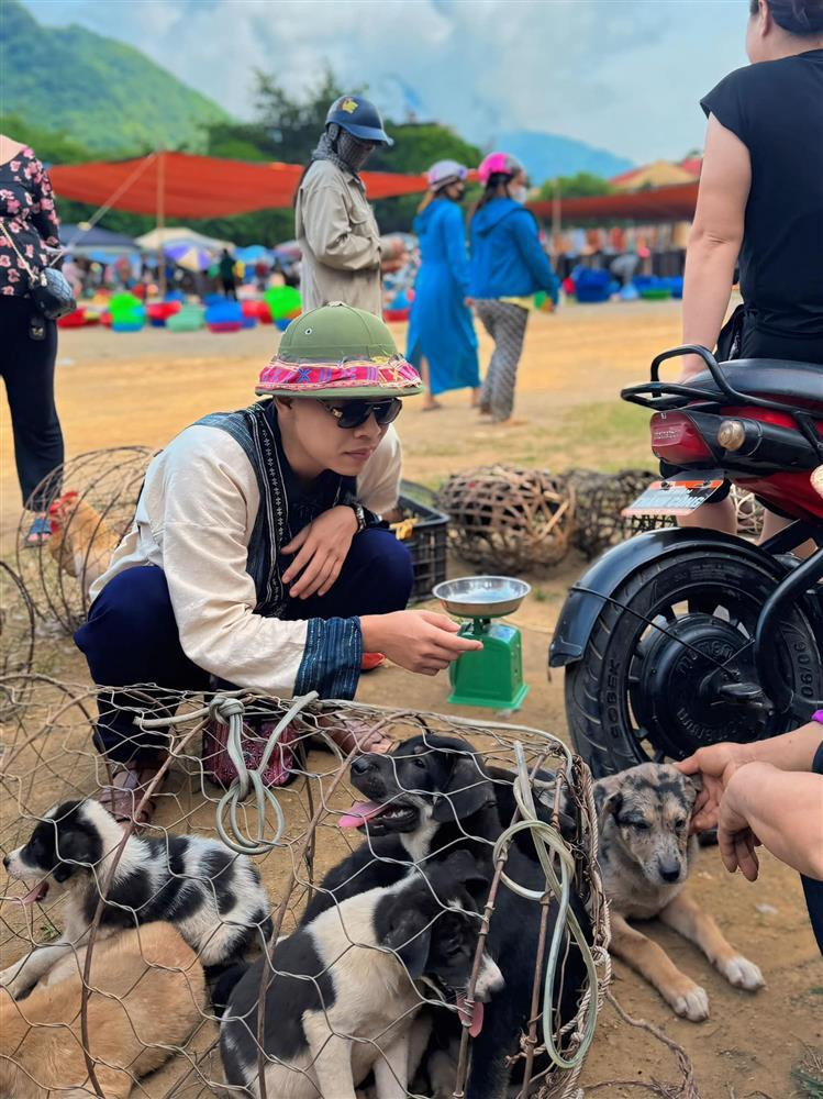 gay cảnh đầu xuất hiện trên phim, Lý "toét" đã gây ấn tượng với khán giả nhờ khả năng xuất khẩu thành thơ. Lý "toét" khiến Khương (Duy Hưng) thích thú ngay lần chạm mặt lần đầu trên bản Mây khi làm thơ về con trai ông trùm: "Anh Khương ‘liều’ bản Mộc, tắm suối, ăn thịt thú rừng, thuốc lá hút tê môi, đùi gà nhai nhả bã, thằng nào lệch giã luôn".