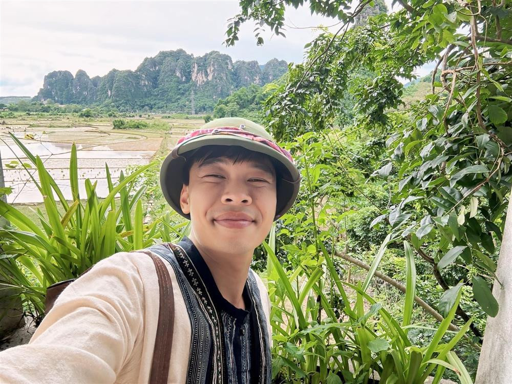 hi tiết Lý "toét" tả về bà chủ sòng bạc Tuyết cũng khiến khán giả thích thú: "Người đẹp da trắng, mắt nâu/ Trông xinh không kém người giàu Thủ đô".