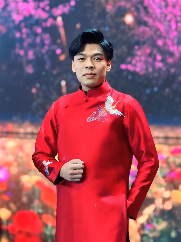 Trung Ruồi tên thật là Nguyễn Hà Trung, sinh năm 1993, không phải là gương mặt xa lạ với khán giả, đặc biệt những người yêu thích hài miền Bắc. Nam diễn viên được yêu mến nhờ những dự án phim ngắn triệu view trên mạng xã hội.