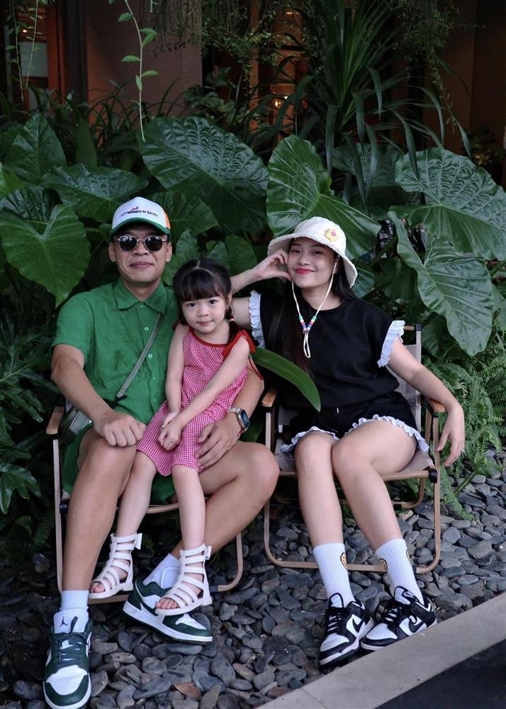 rên mạng xã hội, Trung Ruồi thường xuyên khoe ảnh vợ đẹp, con xinh và nhận về nhiều lời chúc phúc từ khán giả.