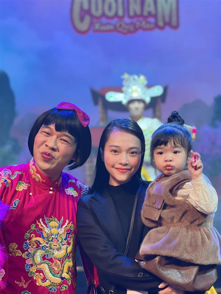 goài sự nghiệp thành công, Trung Ruồi còn có cuộc hôn nhân hạnh phúc với người đẹp Ngọc Hà. Cả hai kết hôn sau 3 năm hẹn hò và có một bé gái xinh xắn.