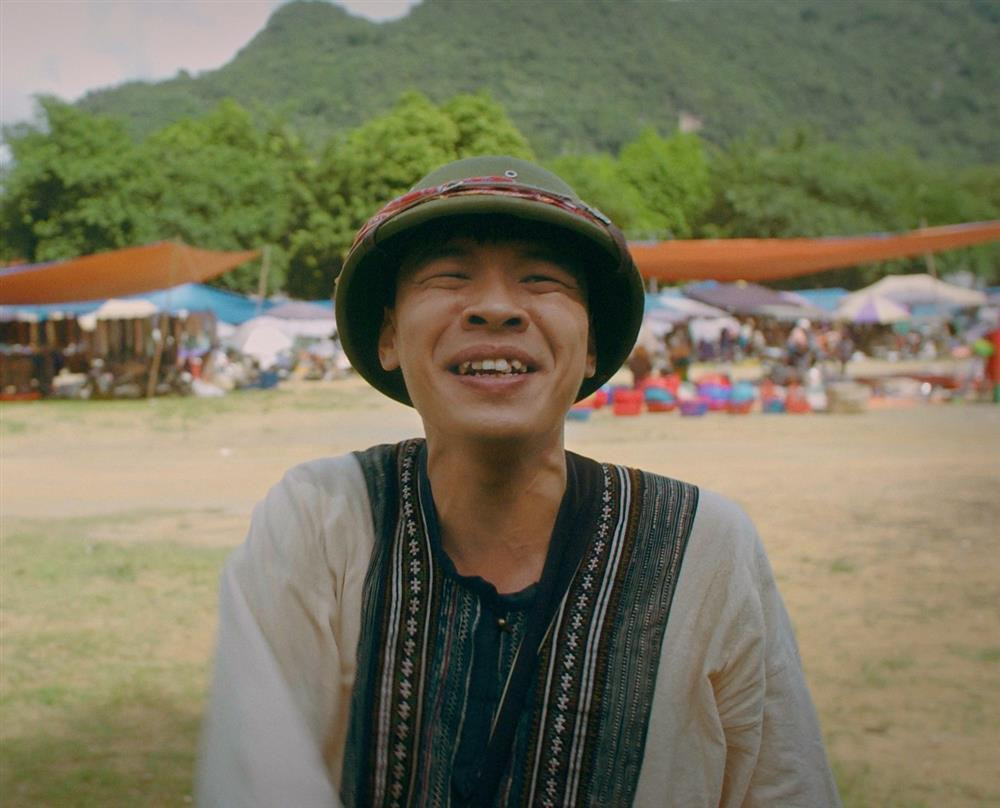 Độc đạo" mới lên sóng vài tập nhưng đã thu hút sự chú ý của khán giả. Trong phim, Trung Ruồi gây ấn tượng với khán giả khi vào vai Lý "toét" - một nhân vật mồm mép, chuyên bán tin, sống hai mặt trong giới giang hồ.