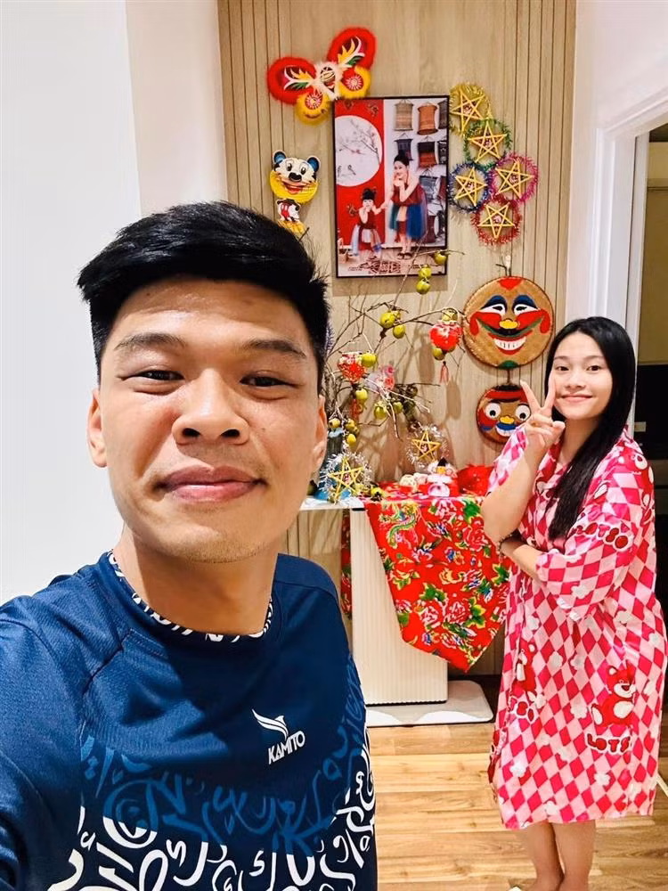 Hiện tại, vợ chồng Trung Ruồi đang sinh sống tại một căn hộ chung cư cao cấp ở Hà Nội. Đây là thành quả sau những năm tháng làm việc vất vả của vợ chồng nam diễn viên.