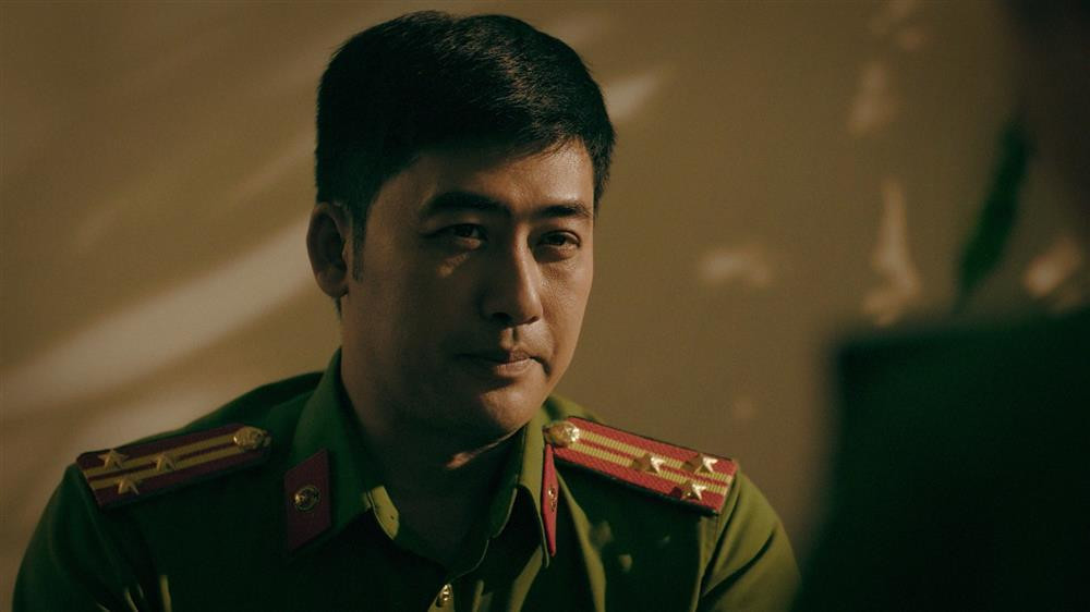 Cuoc song ben vo kem tuoi cua dien vien 17 nam dong cong an