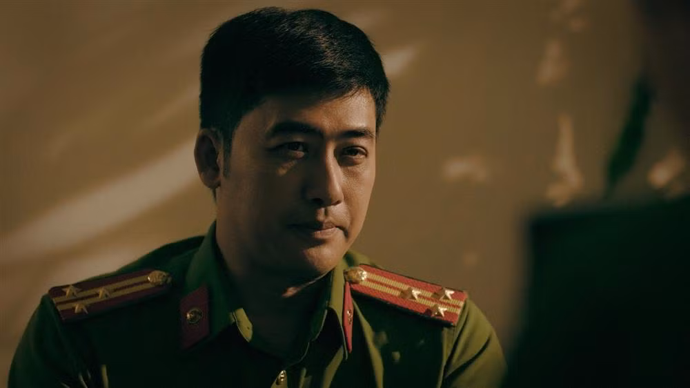 Cuoc song ben vo kem tuoi cua dien vien 17 nam dong cong an