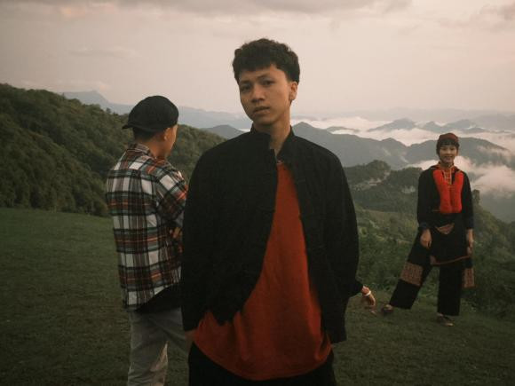 Trong phim Đi giữa trời rực rỡ, Tả là người ham vui nhưng lại nhát ma và sợ chuột. Nét dễ thương và có phần ngây ngô của anh chàng được nhiều người yêu thích.