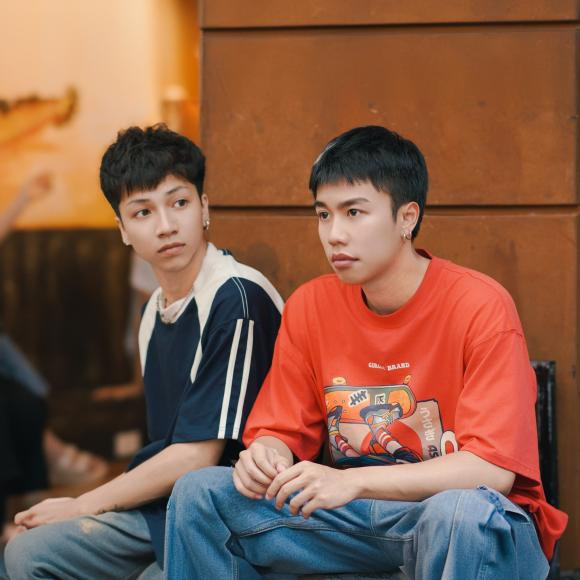 Được biết diễn viên trẻ đóng vai Tả là Việt Pháp. Nam diễn viên từng học khoa diễn viên tại Trường Đại Học Sân Khấu - Điện Ảnh Hà Nội. Nam diễn viên quê Hải Phòng hiện đang làm việc tại Nhà hát Tuổi trẻ Việt Nam. Ngoài đời, Việt Pháp chuộng gu ăn mặc trẻ trung, đúng lứa tuổi và nhận được nhiều lượt yêu thích nhờ vẻ ngoài điển trai.